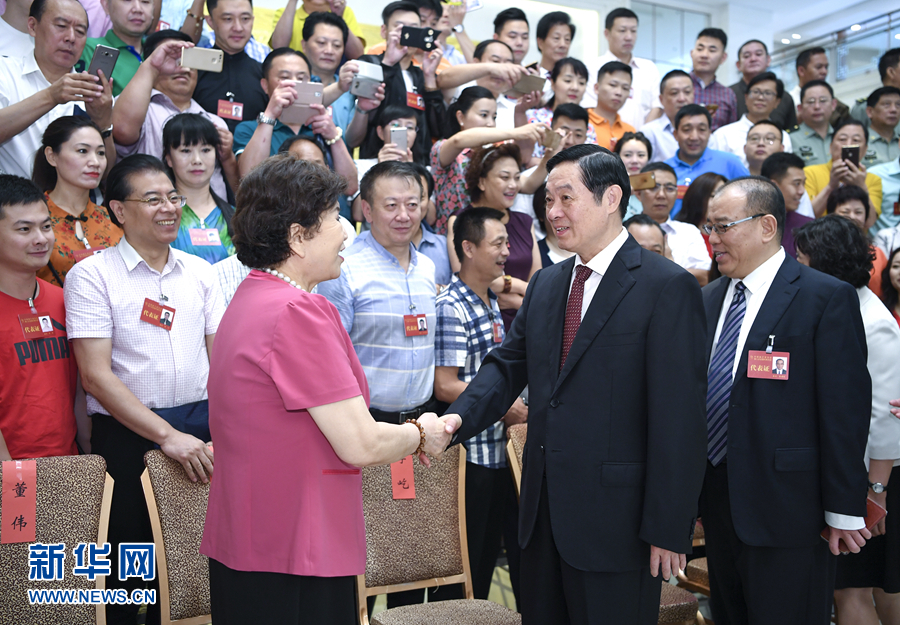 7月19日，中國曲藝家協會第八次全國代表大會在北京召開。中共中央政治局委員、中央書記處書記、中宣部部長劉奇葆出席開幕式并講話。這是開幕式前，劉奇葆接見與會代表。新華社記者 張領 攝