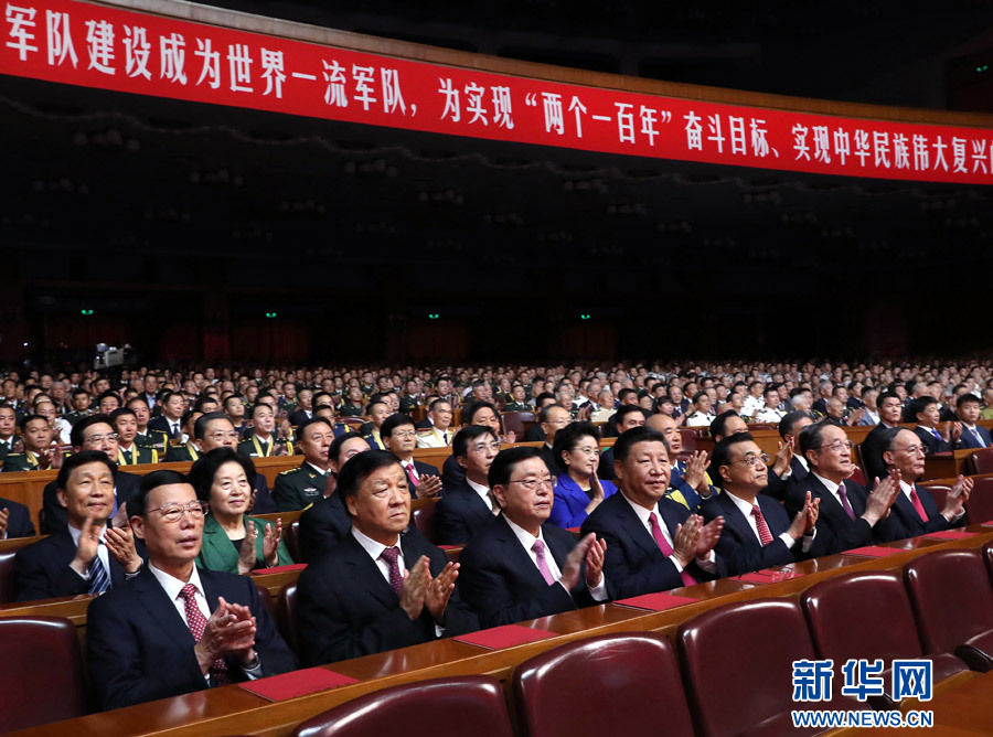 7月28日，慶祝中國人民解放軍建軍90周年文藝晚會《在黨的旗幟下》在北京人民大會堂舉行。中共中央總書記、國家主席、中央軍委主席習近平和李克強、張德江、俞正聲、劉云山、王岐山、張高麗等黨和國家領導人，與首都3000多名各界群眾一起觀看演出。新華社記者 馬占成 攝