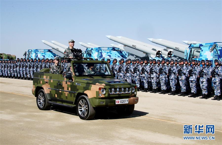 7月30日上午，慶祝中國人民解放軍建軍90周年閱兵在朱日和聯合訓練基地隆重舉行。中共中央總書記、國家主席、中央軍委主席習近平檢閱部隊并發表重要講話。這是習近平乘車檢閱部隊。新華社記者 李濤 攝