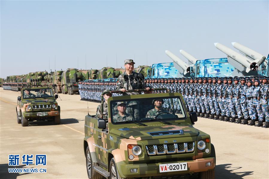7月30日上午，慶祝中國人民解放軍建軍90周年閱兵在朱日和聯合訓練基地隆重舉行。中共中央總書記、國家主席、中央軍委主席習近平檢閱部隊并發表重要講話。這是習近平乘車檢閱部隊。新華社記者 李剛 攝