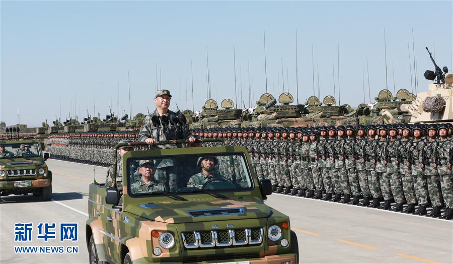 7月30日上午，慶祝中國人民解放軍建軍90周年閱兵在朱日和聯合訓練基地隆重舉行。中共中央總書記、國家主席、中央軍委主席習近平檢閱部隊并發表重要講話。這是習近平乘車檢閱部隊。新華社記者 李剛 攝