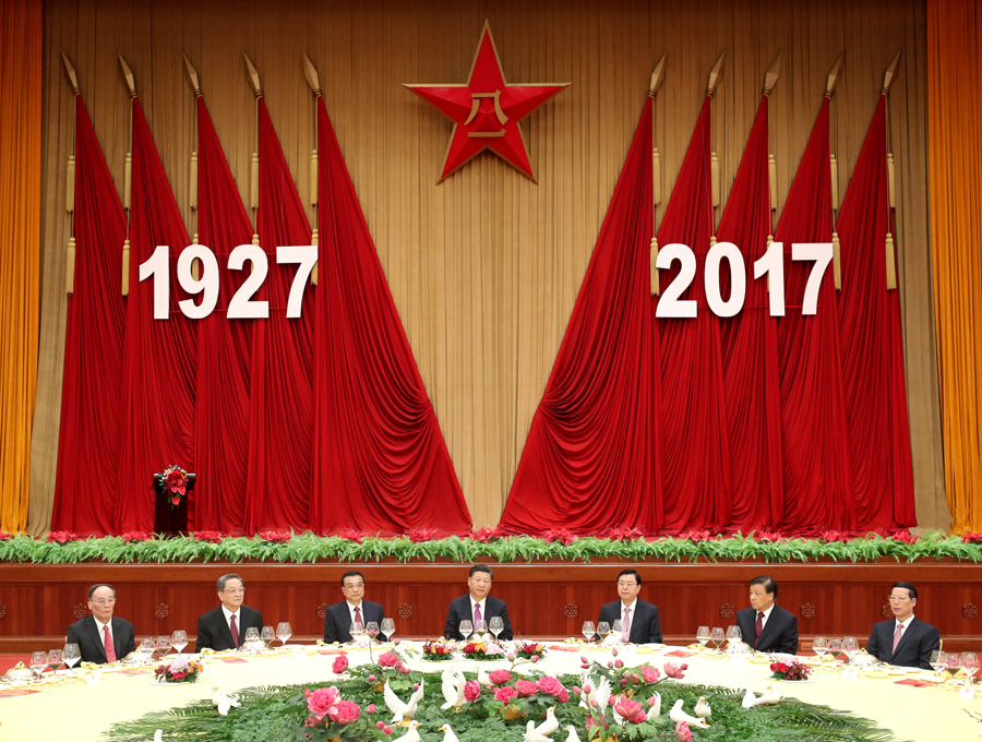 7月31日，中華人民共和國國防部在北京人民大會堂舉行盛大招待會，熱烈慶祝中國人民解放軍建軍90周年。中共中央總書記、國家主席、中央軍委主席習近平和李克強、張德江、俞正聲、劉云山、王岐山、張高麗等黨和國家領導人出席招待會。新華社記者 鞠鵬 攝
