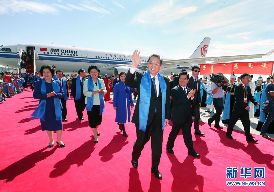8月7日，以中共中央政治局常委、全國政協主席俞正聲為團長的中央代表團飛抵呼和浩特，出席內蒙古自治區成立70周年慶?；顒?。中央代表團在機場受到內蒙古各族群眾的熱烈歡迎。新華社記者 姚大偉 攝