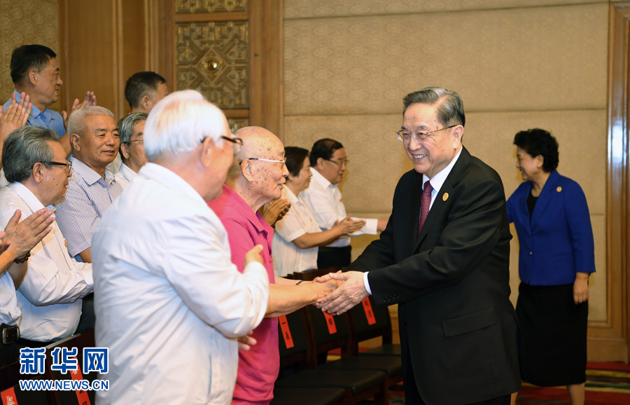 8月7日，中共中央政治局常委、全國政協主席、中央代表團團長俞正聲在內蒙古新城賓館會見內蒙古自治區離退休老同志和各族各界群眾代表，并與他們合影留念。新華社記者 張領 攝