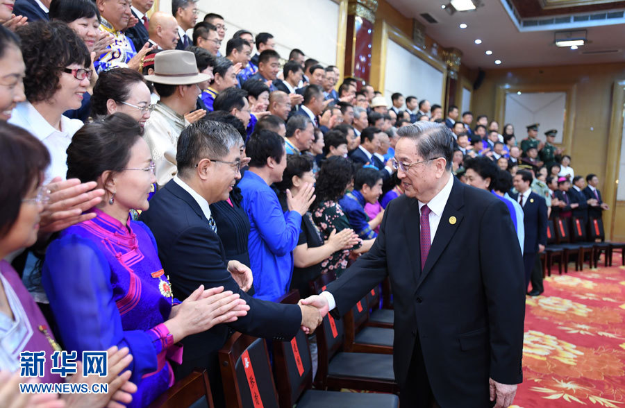 8月7日，中共中央政治局常委、全國政協主席、中央代表團團長俞正聲在內蒙古新城賓館會見內蒙古自治區離退休老同志和各族各界群眾代表，并與他們合影留念。新華社記者 張領 攝