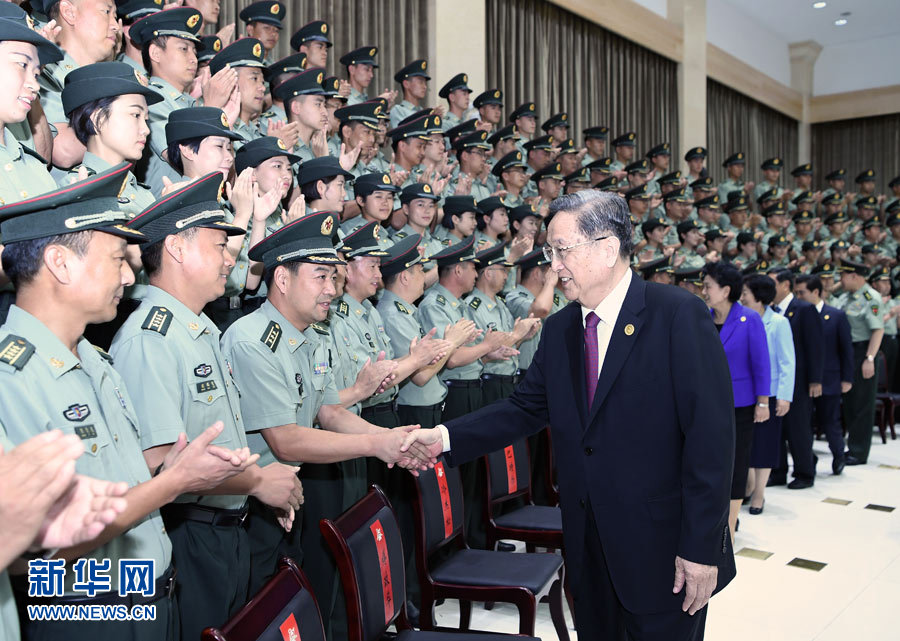 8月7日，中共中央政治局常委、全國政協主席、中央代表團團長俞正聲率代表團部分成員分別赴內蒙古軍區、武警內蒙古總隊、武警內蒙古森林總隊慰問，并會見自治區政法干警代表。這是俞正聲會見內蒙古軍區指戰員。新華社記者 張領 攝