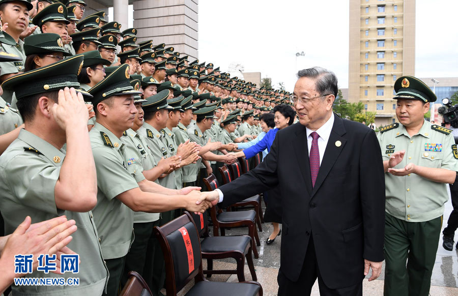 8月7日，中共中央政治局常委、全國政協主席、中央代表團團長俞正聲率代表團部分成員分別赴內蒙古軍區、武警內蒙古總隊、武警內蒙古森林總隊慰問，并會見自治區政法干警代表。這是俞正聲會見武警內蒙古總隊官兵。新華社記者 張領 攝