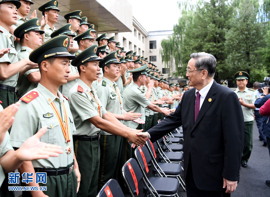 8月7日，中共中央政治局常委、全國政協主席、中央代表團團長俞正聲率代表團部分成員分別赴內蒙古軍區、武警內蒙古總隊、武警內蒙古森林總隊慰問，并會見自治區政法干警代表。這是俞正聲會見武警內蒙古森林總隊官兵。新華社記者 張領 攝