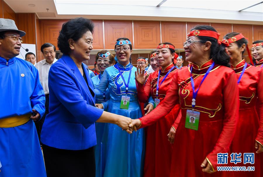 8月9日，中共中央政治局委員、國務院副總理、中央代表團副團長劉延東率中央代表團二分團到赤峰看望慰問各族干部群眾。這是劉延東在赤峰市群眾藝術館和群眾親切交談。新華社記者 連振 攝