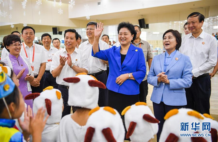 8月9日，中共中央政治局委員、國務院副總理、中央代表團副團長劉延東率中央代表團二分團到赤峰看望慰問各族干部群眾。這是劉延東在赤峰市青少年宮與青少年熱烈互動。新華社記者 連振 攝