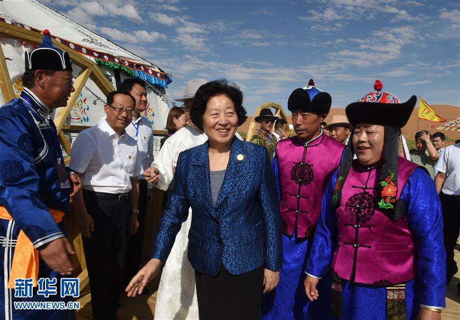 8月10日，中共中央政治局委員、中央統戰部部長、中央代表團副團長孫春蘭率中央代表團三分團繼續在內蒙古自治區阿拉善盟看望慰問，把以習近平同志為核心的黨中央的親切關懷和全國各族人民的美好祝福帶給阿拉善各族各界干部群眾。這是孫春蘭在牧民張輝生（右二）家了解生產生活情況。新華社記者 任軍川 攝