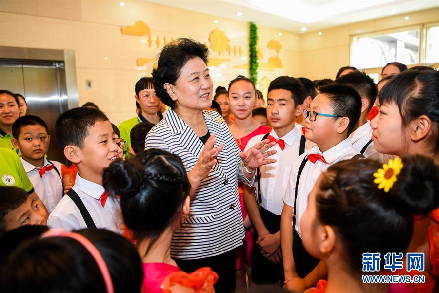 8月10日，中共中央政治局委員、國務院副總理、中央代表團副團長劉延東率中央代表團二分團來到呼倫貝爾，把以習近平同志為核心的黨中央的親切關懷和全國人民的美好祝福帶給當地各族干部群眾。這是劉延東在呼倫貝爾市兒童福利院與孩子們在一起。新華社記者 連振 攝