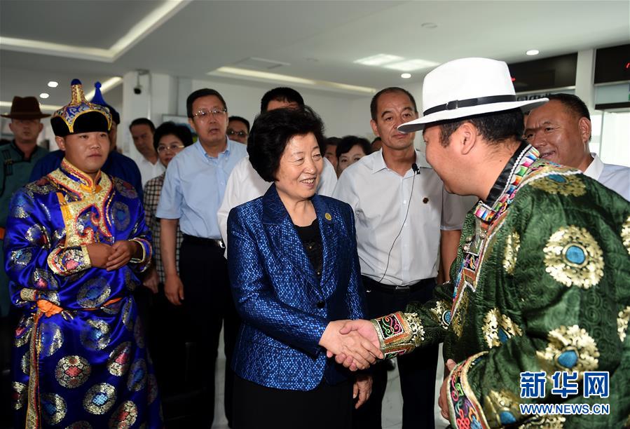 8月11日，帶著以習近平同志為核心的黨中央的親切關懷和全國各族人民的美好祝福，中共中央政治局委員、中央統戰部部長、中央代表團副團長孫春蘭率中央代表團三分團在錫林郭勒盟看望各族干部群眾，共同慶祝內蒙古自治區成立70周年。這是孫春蘭在非公企業大莊園生態牛羊肉產業示范園同前來售羊的牧民親切交談。新華社記者 任軍川 攝