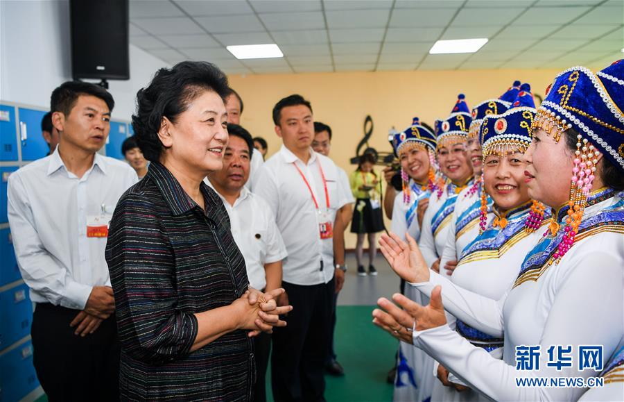 8月11日，中共中央政治局委員、國務院副總理、中央代表團副團長劉延東率中央代表團二分團，看望慰問烏蘭察布各族干部群眾，轉達以習近平同志為核心的黨中央的親切關懷和全國人民的美好祝愿。這是劉延東在考察察哈爾社區時與居民們親切交談。新華社記者 連振 攝