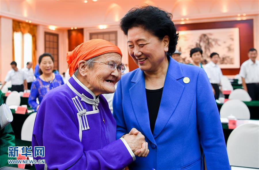 8月11日，中共中央政治局委員、國務院副總理、中央代表團副團長劉延東率中央代表團二分團，看望慰問烏蘭察布各族干部群眾，轉達以習近平同志為核心的黨中央的親切關懷和全國人民的美好祝愿。這是劉延東在出席烏蘭察布市慶祝內蒙古自治區成立70周年座談會后，與“草原母親”都貴瑪親切交談。新華社記者 連振 攝