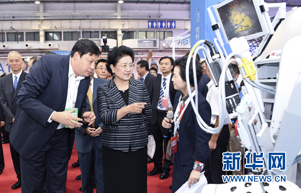 8月23日，2017世界機器人大會開幕式在北京舉行，中共中央政治局委員、國務院副總理劉延東出席并講話。這是開幕式后，劉延東參觀機器人應用展覽。新華社記者 張領 攝