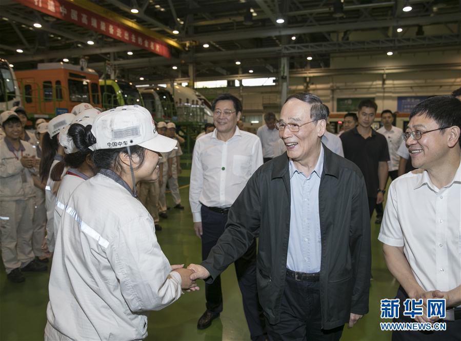 9月3日至5日，中共中央政治局常委、中央紀委書記、中央巡視工作領導小組組長王岐山在湖南省調研并主持召開巡察工作座談會。這是9月4日，王岐山到中國中車株洲電力機車有限公司考察。新華社記者 王曄 攝
