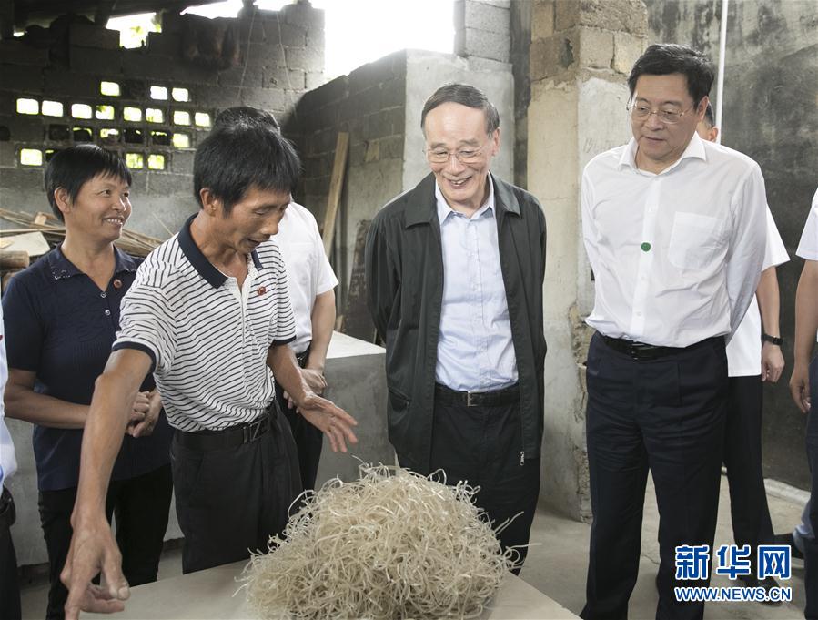 9月3日至5日，中共中央政治局常委、中央紀委書記、中央巡視工作領導小組組長王岐山在湖南省調研并主持召開巡察工作座談會。這是9月4日，王岐山在瀏陽市官橋鎮石灰嘴村貧困戶家中了解脫貧情況。新華社記者 王曄 攝

