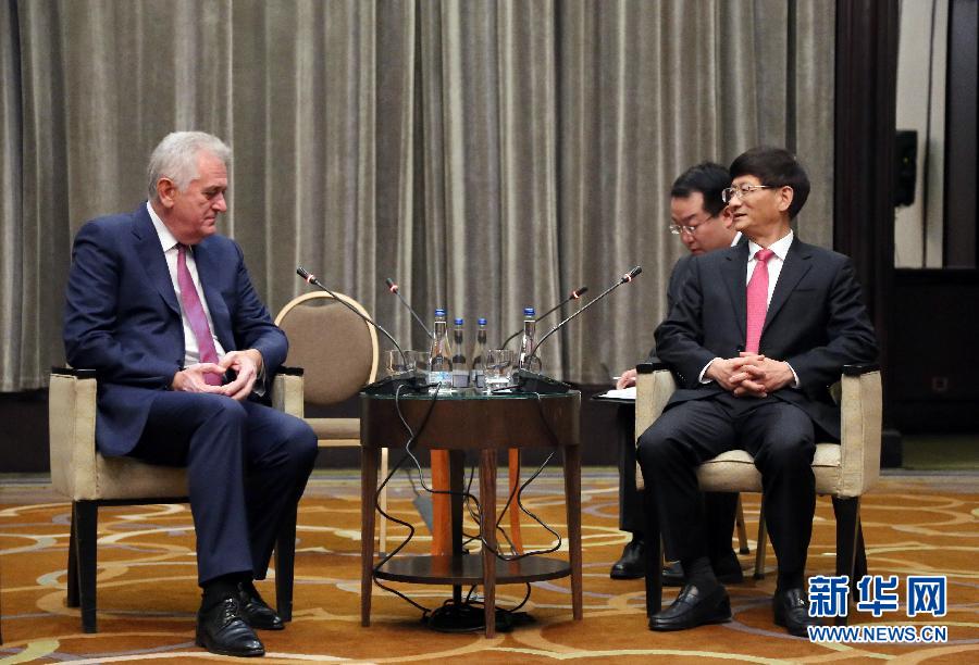 9月11日，在塞爾維亞首都貝爾格萊德，習近平主席特使、中共中央政治局委員、中央政法委書記孟建柱（右）會見塞爾維亞前總統尼科利奇（左）。新華社記者王慧娟攝