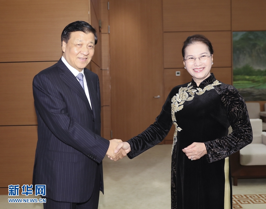 應越南共產黨邀請，中共中央政治局常委、中央書記處書記劉云山9月18日至19日對越南進行正式訪問。這是9月19日，劉云山在河內會見越南國會主席阮氏金銀。 新華社記者 丁林 攝