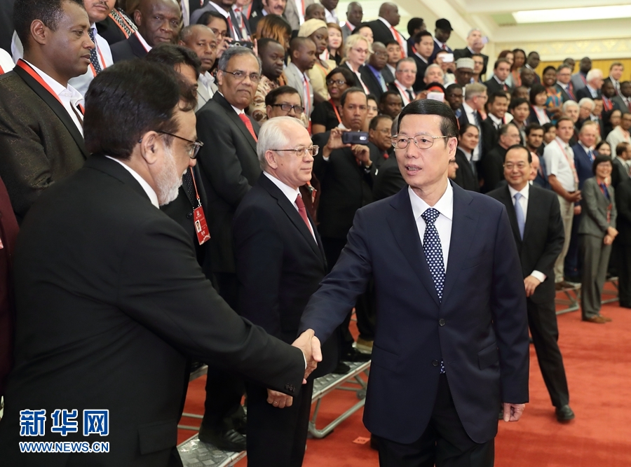 9月21日，中共中央政治局常委、國務院副總理張高麗在北京人民大會堂會見來華參加2017“一帶一路”媒體合作論壇的外方代表并回答大家關心的問題。新華社記者王曄攝 