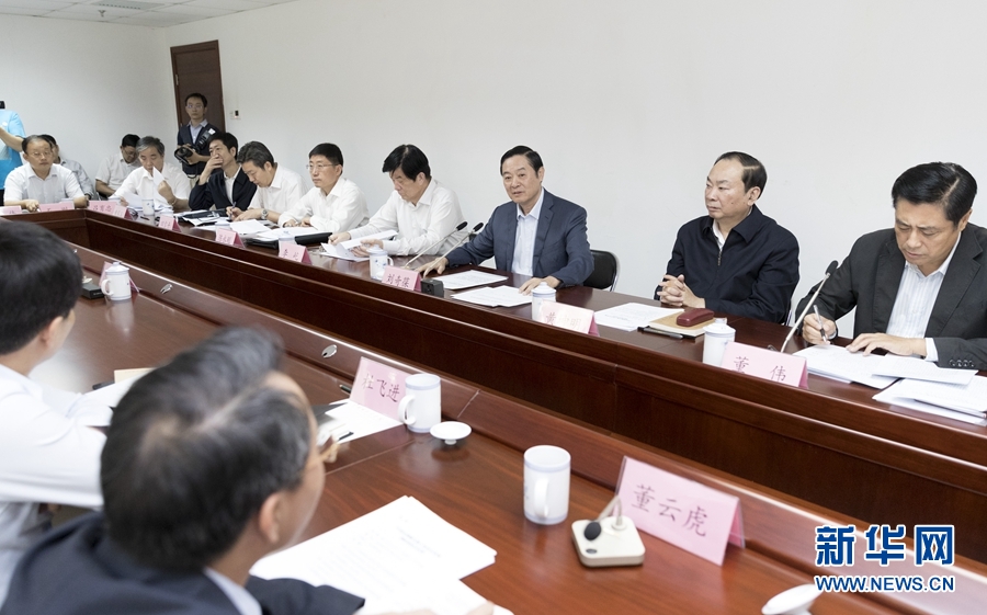 9月22日，中共中央政治局委員、中央書記處書記、中宣部部長劉奇葆在北京調研京劇像音像工程情況。這是劉奇葆與有關方面負責同志座談交流。新華社記者 丁海濤 攝