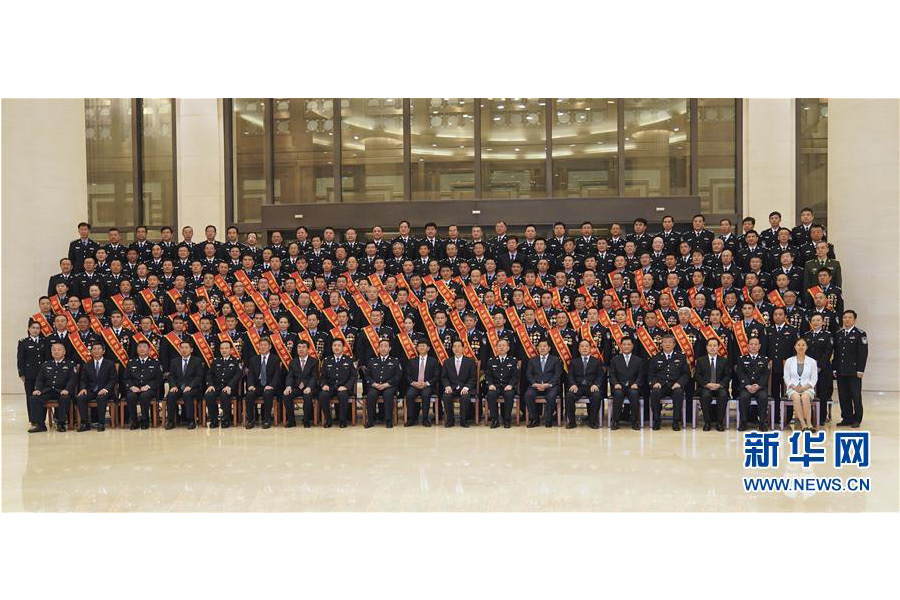 9月22日，“熱血鑄劍·丹心衛民”全國公安百佳刑警推選活動揭曉儀式在北京舉行。中共中央政治局委員、中央政法委書記孟建柱會見當選民警并觀看揭曉儀式。國務委員、公安部部長郭聲琨參加會見并觀看揭曉儀式。新華社記者 殷剛 攝
