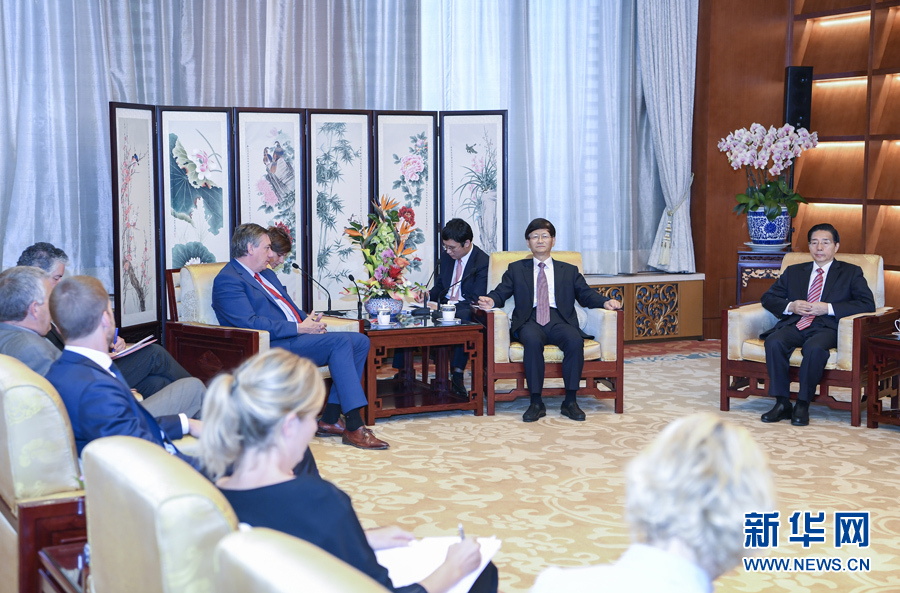 9月26日，中共中央政治局委員、中央政法委書記孟建柱在北京會見來華出席國際刑警組織第86屆全體大會的比利時副首相兼內政大臣讓邦。國務委員、公安部部長郭聲琨參加有關會見。新華社記者 張領 攝