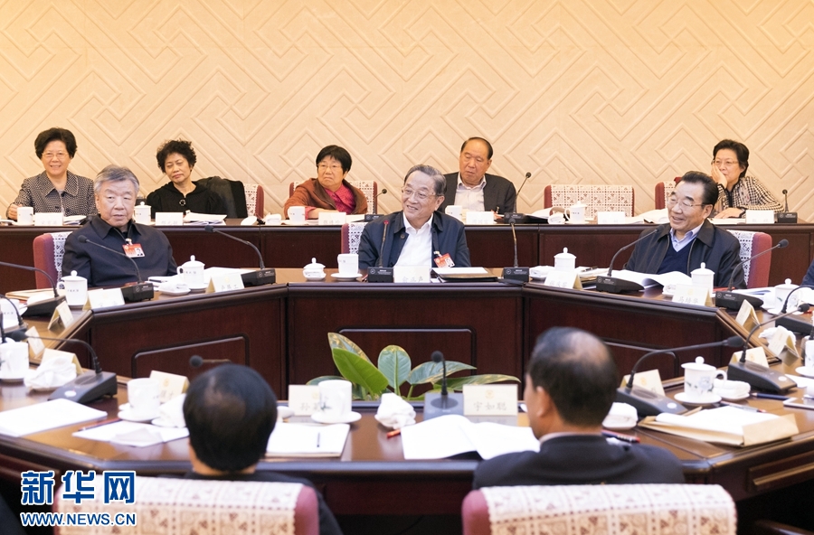 10月30日，政協第十二屆全國委員會常務委員會第二十三次會議舉行分組討論，與會人員圍繞深入學習貫徹中共十九大精神認真討論，積極建言獻策。全國政協主席俞正聲參加討論。新華社記者 丁海濤 攝