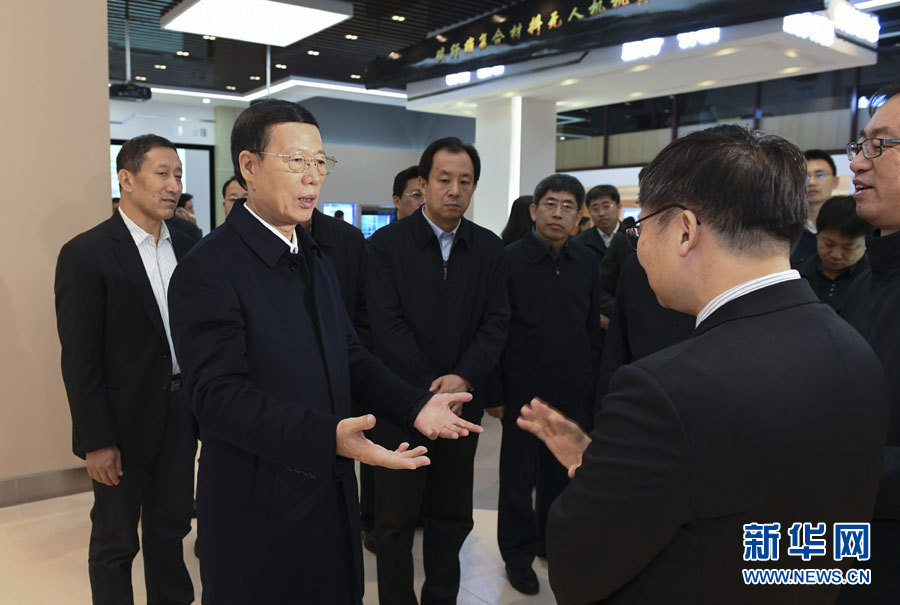 11月14日至15日，國務院副總理張高麗在黑龍江調研。這是11月14日，張高麗到黑龍江工業技術研究院成果展示中心，了解產學研結合推動創新發展情況。 新華社記者 高潔 攝