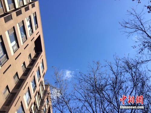 2017年12月7日，北京空氣質量較好，圖為北京豐臺區某小區拍到的藍天。<a target='_blank'  >中新網</a> 邱宇 攝
