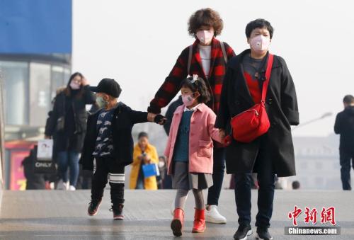 2016年12月19日，北京被霧霾籠罩，民眾戴防霧霾口罩出行。 <a target='_blank' >中新社</a>記者 杜洋 攝