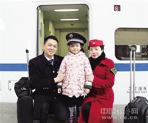 陳剛（左）、肖三英以及女兒陳昱彤的合照。經濟日報-中國經濟網記者 王軼辰攝