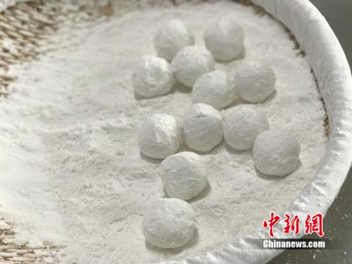 制作元宵時，首先要將餡料做好，沾上水，再投進盛滿糯米粉的笸籮內搖。<a target='_blank'  ><p  align=