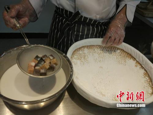 制作元宵時，首先要將餡料做好，沾上水，再投進盛滿糯米粉的笸籮內搖。<a target='_blank'  ><p  align=