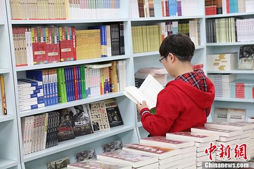 5月9日，一女子在哈爾濱市某書店選購圖書。從5月1日至5月4日，全國32家紙廠宣布漲價，各紙種漲價幅度為每噸100元至300元不等。對此，出版行業業內人士表示“因為紙張價格上漲，直接造成了出版成本的明顯增加，出版行業只能被迫對圖書定價進行調整。”
<a target='_blank' >中新社</a>記者 于琨 攝