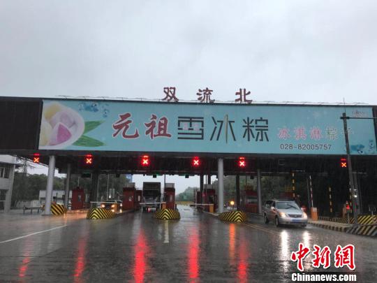 網傳車輛被淹的收費站現狀?！＄娦?攝