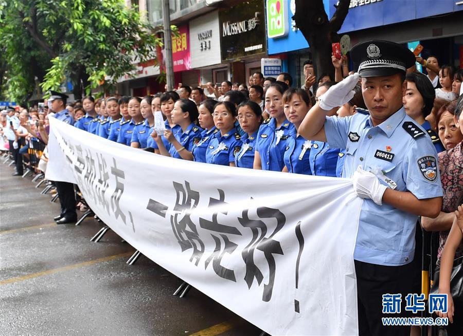 （熱點鮮報·圖文互動）（1）以身擋刀、以命護民，四川十萬群眾送別公安英雄