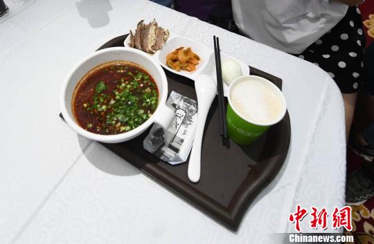 圖為“環西部火車游Y667/8次”列車上推出蘭州牛肉面套餐，套餐38元，有一碗牛肉面、一碟牛肉、一個雞蛋、一份小菜、一份甜胚子?！钇G敏 攝