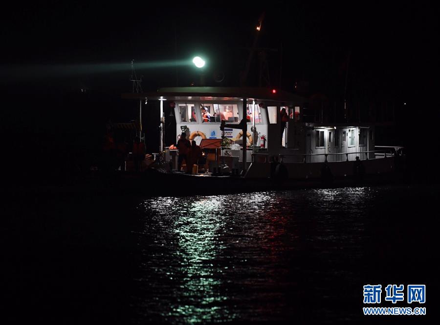 （重慶公交車墜江事故·圖文互動）（2）夜幕降臨，重慶萬州公交客車墜江事故救援工作仍在進行中