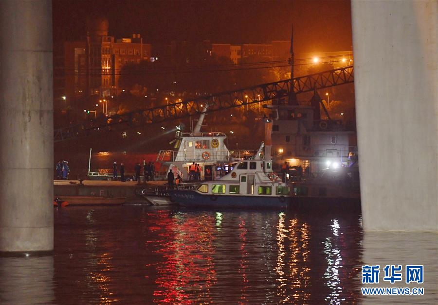 （重慶公交車墜江事故·圖文互動）（3）夜幕降臨，重慶萬州公交客車墜江事故救援工作仍在進行中