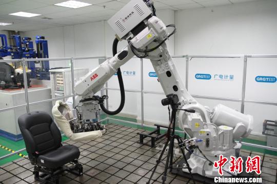 機器人測試桌椅?！”R育辛 攝