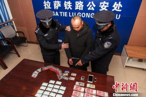 資料圖：一犯罪嫌疑人對拉薩鐵路警方查獲的火車票進行指認?！『鷤黯?攝