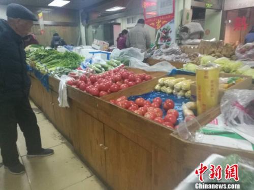 圖為北京一家社區超市里的菜攤。謝藝觀 攝