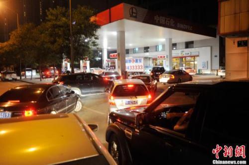 資料圖：山西太原一加油站內，私家車主排隊加油。<a target='_blank' ><p  align=