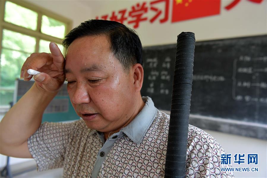 （中國網事·感動2019·圖文互動）（2）鄉村教師高自仁：60多根拐杖，撐起42年教學路