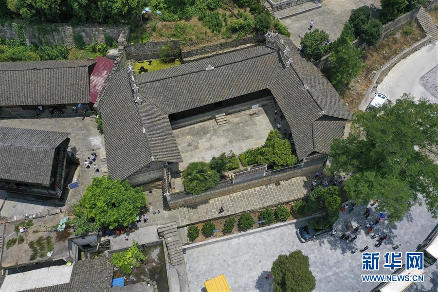 （壯麗70年·奮斗新時代——記者再走長征路·圖文互動）（2）手捧棉被憶紅軍：走了那么多年，我們都念他們的好
