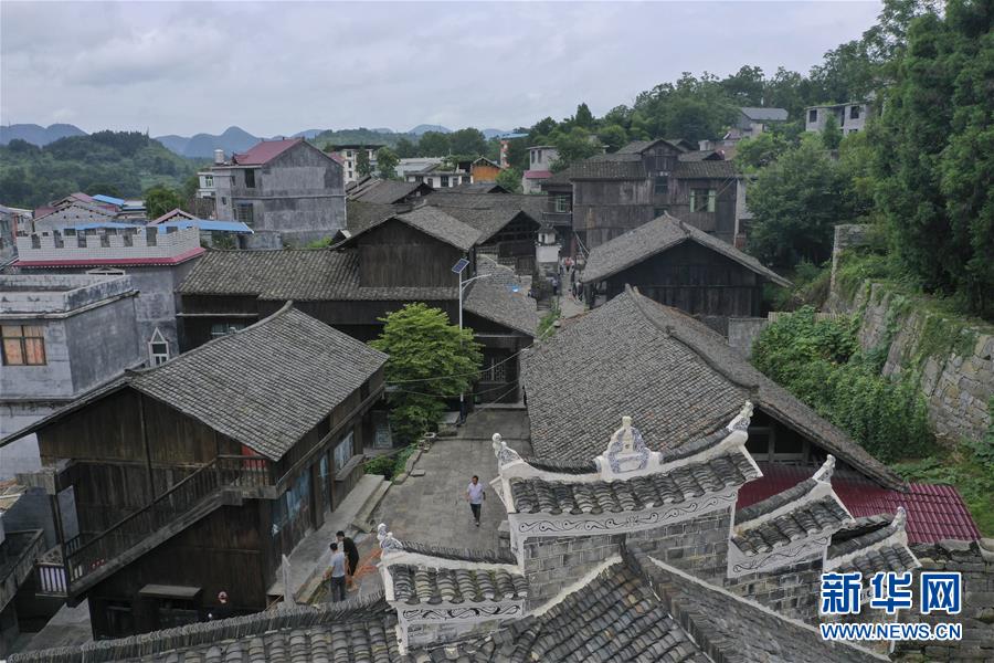 （壯麗70年·奮斗新時代——記者再走長征路·圖文互動）（3）手捧棉被憶紅軍：走了那么多年，我們都念他們的好
