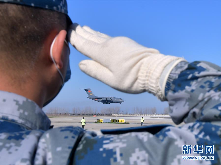 （聚焦疫情防控·圖文互動）（3）空軍第四次向武漢大規?？者\醫療隊員和物資