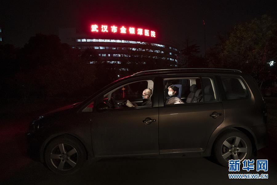 （一線抗疫群英譜·圖文互動）（1）特寫：為節省10分鐘，這對醫護夫妻“以車為家”